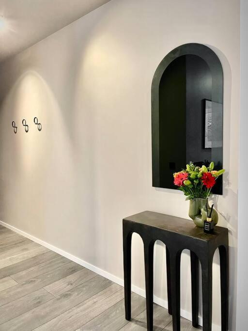 Íbúð Private Lux 2br & 2ba Center With Free Parking *